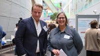 Matti och Annika står i vimlet på konferensen