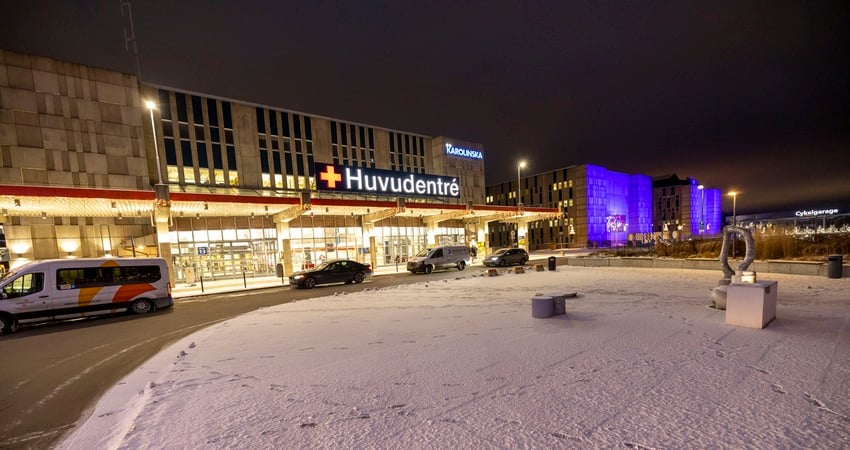 Karolinska i Huddinge, upplyst i blått för att hylla alla medarbetare.