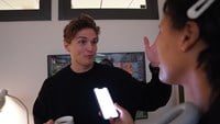 Filip Lamprecht har svart stickad tröja och en kaffekopp i handen.