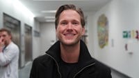 Victor Frisk har blont kort hår, en svart t-shirt och en svart quiltad jacka.