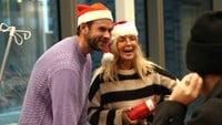 Per Lernström och Tess Merkel skojar med några  föräldrar