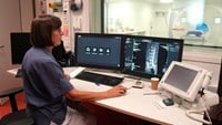 Eliisa Asp, röntgensjuksköterska,  tittar på bildkvaliteten på en magnetkameraundersökning av ländrygg.
