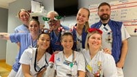 Från vänster: Lisa Tweetman, Josefine Vestling, Svante Norgren, Matilda Hellgren, Jess Wolfsberg, Julia Zahmatkesh, Sandra Degent och Elin Olsson på barnakuten på Astrid Lindgrens barnsjukhus i Solna. Foto: Foto: Pia Heick