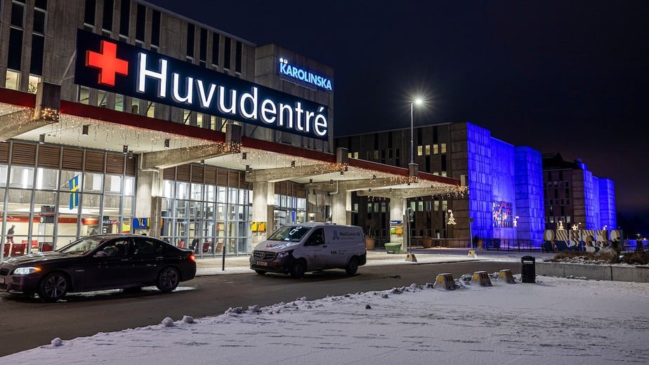 Karolinska i Huddinge, upplyst i blått för att hylla alla medarbetare.