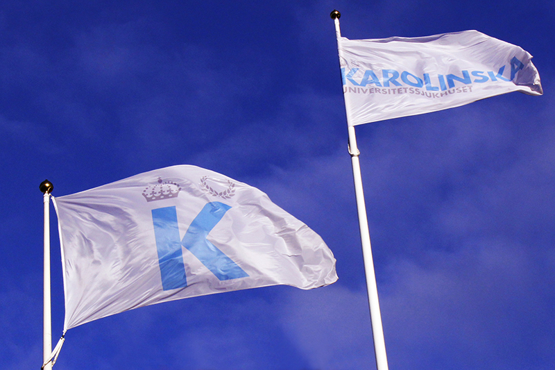 Flaggor med Karolinskas logotyp. 