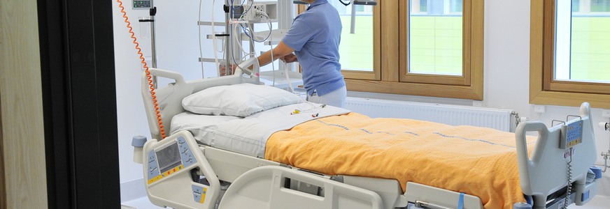 Genrebild på säng i ett rum i ett sjukhus.
